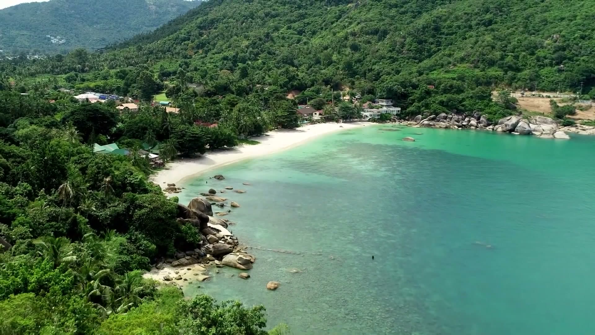 Aerial view of Crystal Bay on Silver Beach, Koh Samui — Beach Resort, Yacht Club and Beach Club along one cove